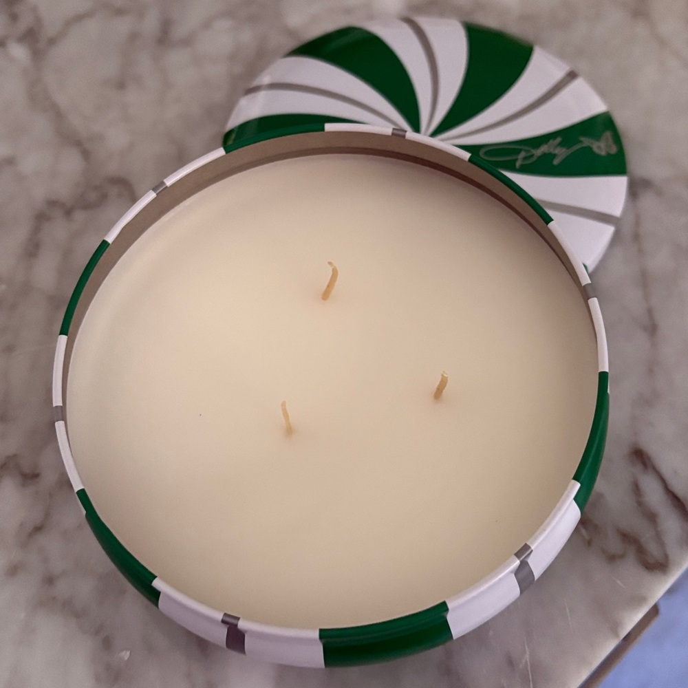 🎄 Dolly Parton Peppermint Patty Swirl Candy Cane Candle Tin 10 oz 3-Wick New